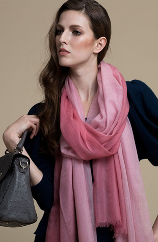 膚色白選什么顏色圍巾