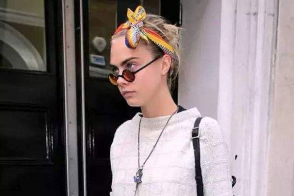 絲巾的發(fā)帶系法