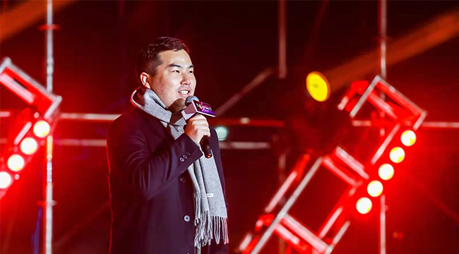 羊毛圍巾現(xiàn)場(chǎng)佩戴