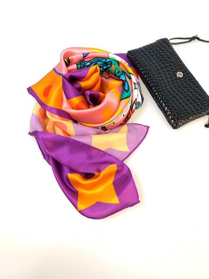 帶金佩紫絲巾整體圖