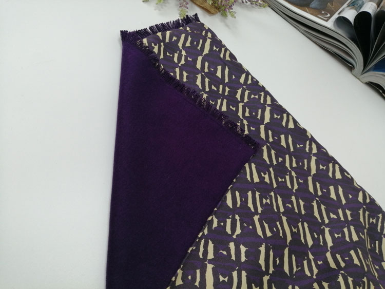 儒雅氣質(zhì)男士圍巾細(xì)節(jié)圖